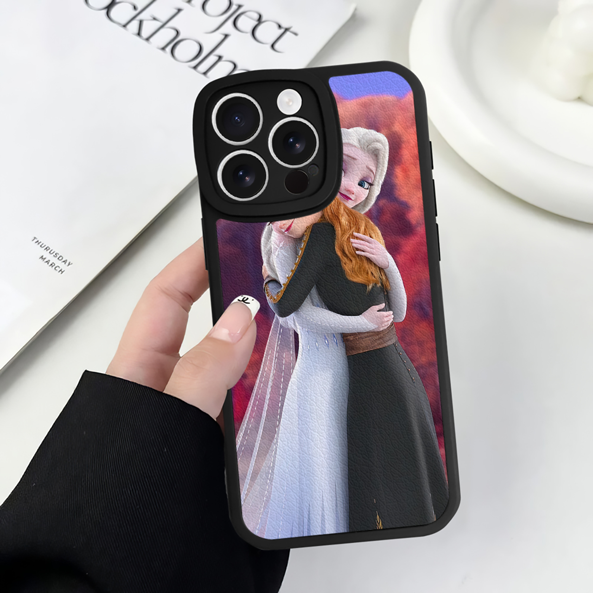 （画像用） アナと雪の女王 アンナ エルサ Frozen Anna Elsa 【iPhone 16シリーズ対応】シリコンスマホケース（レザー調） 材質：シリコン